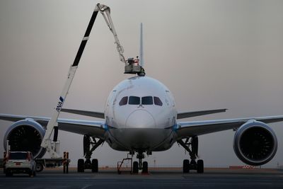 I TRØBBEL: Flyselskapeper setter Dreamliner på bakken etter en rekke uhell. Her jobber en mekaniker fra All Nippon Airways (ANA). 