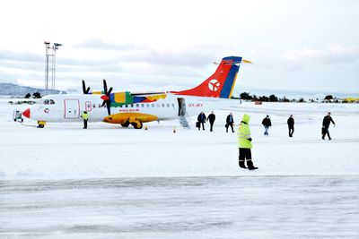 Fem år etter: Dette ATR 42-300-flyet fra DAT fikk problemer under avgang fra Flesland på vei til Florø hvor bildet er tatt. Den alvorlige luftfartshendelsen skjedde 9. november 2007, mens havarirapporten først ble offentliggjort for halvannen uke siden.  Foto: Scanpix    