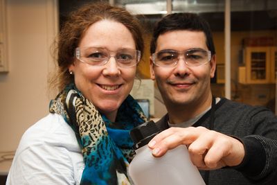 Om utvikling av selvsmørende flater ved hjelp av mikroskopiske, polymer kapsler i et belegg: - Flytende smøremidler kan erstattes av smørefylte kapsler i et belegg, sier forskningsleder Heidi Johnsen og forsker Sergio Armada. 