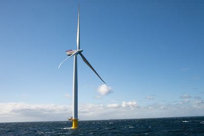 En av de 61 vindmøllene som er installert i Anholt Havvindpark i dag. Totalt skal parken bestå av 111 vindmøller. 