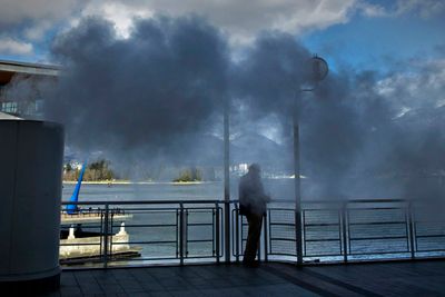  Det er ikke røyk, men ren vanndamp som strømmer ut av et avløp i et havnestrøk i Vancouver. Den canadiske storbyen er kåret til verdens beste klimaby i 2013 og hedres for sin offensive og helhetlige strategi i kampen for et bedre klima, ble det kunngjort tirsdag. 