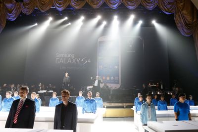 SUKSESS: Samsung-medarbeidere står her klare til å briefe presse og andre inviterte under lanseringen av deres nye flaggskip-telefon Samsung Galaxy S4.  Telefonen har hjulpet dem å spise inn noe av Apples forsprang. FOTO: REUTERS 