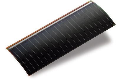 Kan lade dingsene: En bakside utstyrt med en nye fleksibel GaAs solcelle kan forlenge batterilevetiden til mobiler og nettbrett betydelig. 