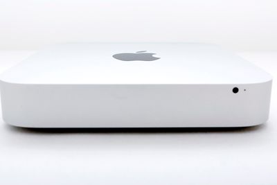 Mac mini er en særdeles minimalistisk skrivebords- eller stuemaskin. Den gjør det stort sett bra jevnt over. 
