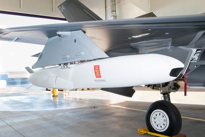 Her er en modell av JSM-missilet plassert på en ekstern våpenstasjon på et F-35B-testfly. 