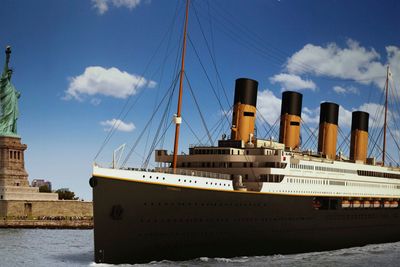 TITANIC II: Slik presenterte den australske milliardæren Clive Palmer sin moderne utgave av passasjerskipet Titanic i 2012, 100 år etter forliseet.
Skipet var planlagt med en lenge på 270 meter og et deplasement på 40.000 tonn.  