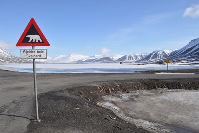 Svalbard er ett av alternativene det blir jobbet mot som et alternativ for Mongstad. Blant annet på grunn av målsettingen om Svalbard som et bærekraftig samfunn. 