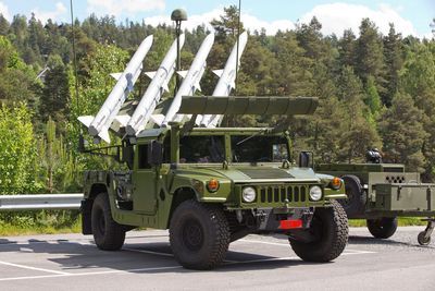 Kongsberg Defence Systems og partneren Raytheon leverte i sommer den første Nasams High Mobility Launcher til Forsvarets logistikkorganisasjon.                     