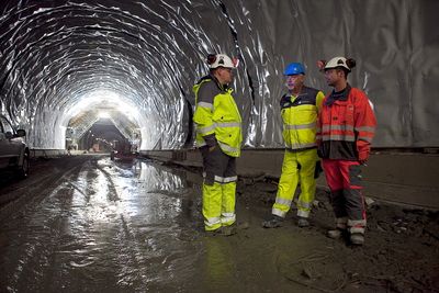 Tunnelsjef Christian Mikkelsen i Veidekke, Jan Ausland i Jernbaneverket og Frank Schramm i Hochtieff beskuer den nye tunnelen.