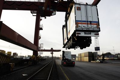 NHO logistikk og transport mener regjeringen bryter med EØS-avtalen når de ikke planlegger å konkurranseutsette driften av godsterminalene. 