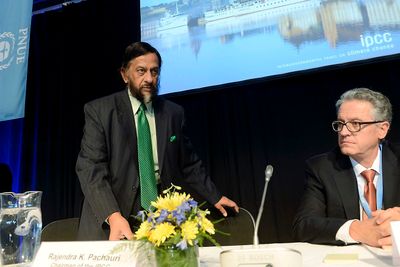 Leder Rajendra Pachauri og nestleder Thomas Stocker i FNs klimapanel legger frem klimapanelets femte rapport fredag. 
