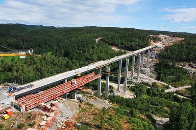 400 meter lange Bjellandsvad bru er den lengste brua på ops-prosjektet E18 mellom Grimstad og Kristiansand. Totalkostnaden for hele prosjektet ble 3.3 miliarder kroner. Det inkluderer 38 km firefelts motorvei, 75 km lokalveier og tilførselsveier, 61 bruer, syv tunneler, 18 kulverter, 11 toplanskryss og to rasteplasser.