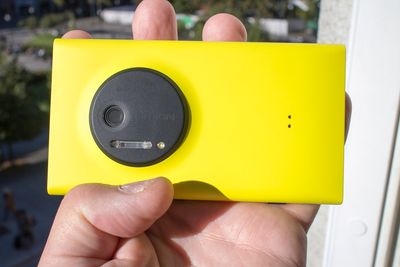Liten kamerakul: Nokia Lumia 1020 er tynnere enn Lumia 920, som det likner på, med unntak av en liten kul der kameraet og blitsene er montert.  