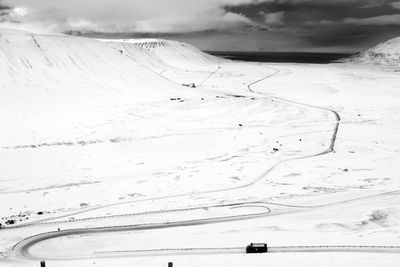 NYE MULIGHETER: Store Norske ser nå på muligheten for å utvinne olje fra kull på Svalbard. Det kan bety at kullet med dårlig kullkvalitet også kan bli utnyttet. Her er en kullbil på vei ned Adventdalen, fra Gruve 7 mot Longyearbyen. 