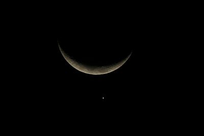 Månen avtegner seg som en sigd på nattehimmelen, mens planeten Venus kan ses som en lysende prikk under den. Den amerikanske romfartsadministrasjonen NASA har planer om å fange inn en asteroide og plassere den i bane rundt månen for nærmere studier. Hensikten er å få klarhet i hvor stor faren for at en asteroide skal kollidere med jorda egentlig er.  