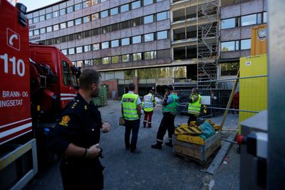 To personer er bekreftet skadd etter at et betonggulv raste på Aker Brygge i Oslo tirsdag ettermiddag. 