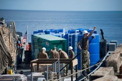Soldater fra US Navy lemper i land mobile avsaltingsanlegg som skal hjelpe befolkningen på Marshalløyene med å gjøre havvann til ferskvann. Foto: US Navy