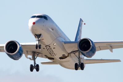 Bombardier CSeries fløy for første gang mandag denne uka. 