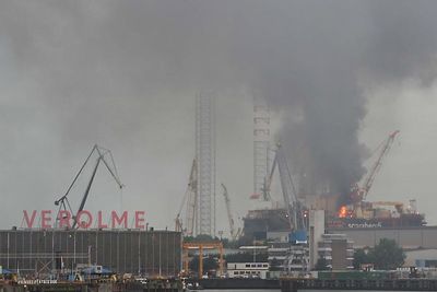 Riggen Scarabeo 5 i brann i Rotterdam fredag morgen. 
