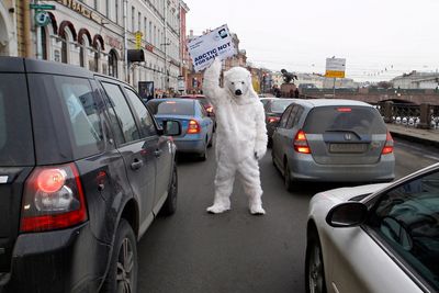 «Arktis er ikke til salgs» var budskapet fra denne Greenpeace-isbjørnen til Jens Stoltenberg (Ap) da statsministeren besøkte Russland fredag. Miljøorganisasjonen er sterkt kritisk til det norsk-russiske samarbeidet om leteboring etter olje i sårbare områder i Arktis. 