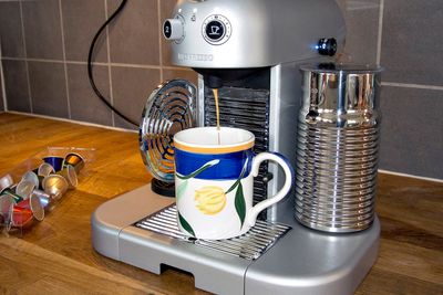 Kostbar, men stilig: Nespressos toppmodell for forbrukere er kostbar, men så har den en innovativ melkeskummer og kan varme opp koppen. 