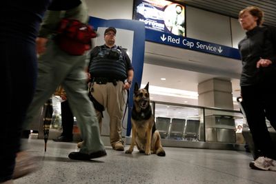 Det er langt vanskeligere å sikre tog mot terrorangrep enn fly, og terrorangrep på bakketransport har kostet langt flere menneskeliv siden 2001 enn angrep rettet mot lufttransport. Her står en politimann vakt på Penn Station i New York.