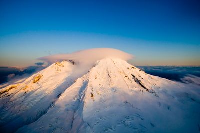 Tre voldsomme vulkanutbrudd for over 200 millioner år siden utryddet halvparten av alt liv på jorda. Dette illustrasjonsfotoet er av verdens nordligste aktive vulkan, Beerenberg, på Jan Mayen. Med sine 2277 meter er vulkanfjellet også et av Norges høyeste fjell.  