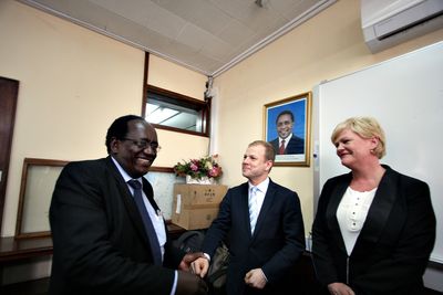 Korrupsjon: Finansminister i Tanzania, William Augustao Mgimwa, lover Heikki Holmås og Kristin Halvorsen at det blir tatt tak i korrupsjonsproblemene. 