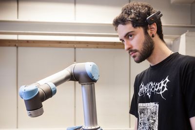 NTNU-student Angel Garcia har laget en robot som kan styres av hjernesignaler.  