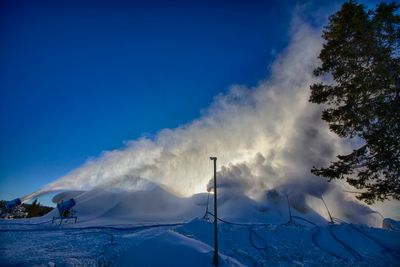 HVITT GULL: Intens snøproduksjon frem til påske gjør at Beitostølen kan garantere sesongstart for langrennsløperne i slutten av oktober. 20.000 m3 snø dekkes nå av flis for å kunne graves frem igjen til høsten. FOTO: Nicolay Flaaten