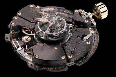 Dyr: Omega De Ville Tourbillion Co-Axial er et armbåndsur til den ringe pris av 1.946.300 kroner. Den har en en såkalt Tourbillionmekanisme som har som formål å eliminere effekten av gravitasjon på nøyaktigheten. 