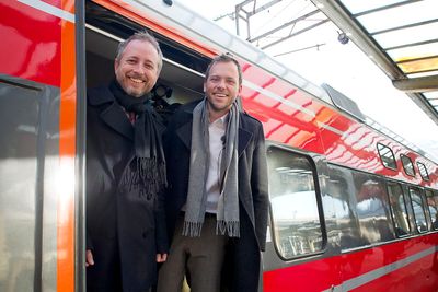 Miljøminister Bård Vegar Solhjell ( t.v) og SV-leder Audun Lysbakken lover 5,2 milliarder kroner til opprusting av Bergensbanen de kommende 10 årene sitt forslag til Nasjonal transportplan.