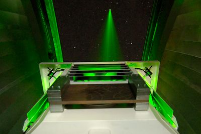 Her sendes en laserstråle mot månen fra Nasas basestasjon, også kalt OCTL (Lunar Lasercom Optical Communications Telescope Laboratory)