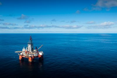 Ensom: West Hercules ligger ensom i Barentshavet under boring av brønner for Statoil. Men for øyeblikket er den i godt selskap av en rekke andre brønner som er under boring, og som skal bores i tiden som kommer. 
