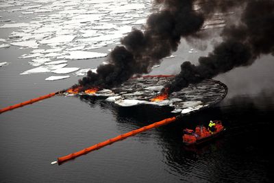 Sot: Brenning av olje er den foretrukne metoden for å håndtere oljeutslipp i is. 