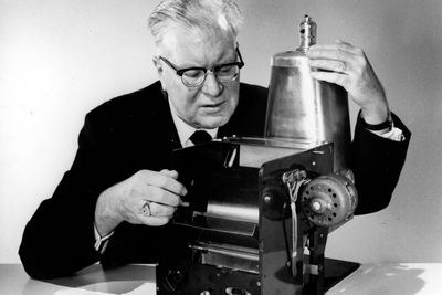 FØRSTE KOPIMASKIN:Den første kopimaskinen som oppfinneren Chester Carlson (på bildet) bygde ble ingen suksess. Det var for mange manuelle trinn for hver kopi.