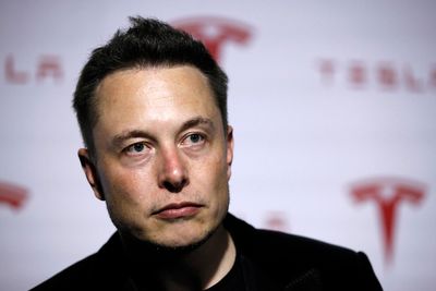 Tesla-sjef Elon Musk mener elbiler er tryggere enn bensinbiler i forbindelse med brannsikkerhet. 