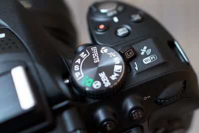 WiFi og GPS: Nikon D5300 er det første DX-speilreflekskameraet fra Nikon med innebygd wifi og GPS. Foto: Eirik Helland Urke
