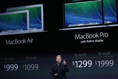 Apples Phil Schiller viser frem selskapets nye bærbar-lineup på kveldens arrangement i San Francisco. 