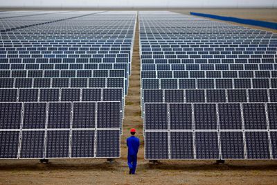 Et solcelleanlegg i Gansu-provinsen i Kina. Å investere i fornybar energi er særdeles fornuftig, mener WWF Norge.