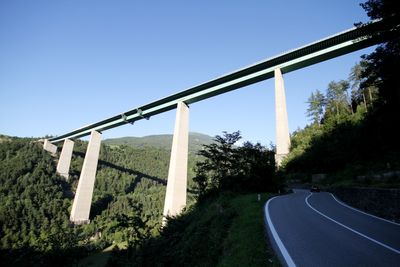 Østerrike har bygget flere tusen kilometer motorvei uten å belaste statsbudsjettene. Her er Europabroen på motorveien A13.