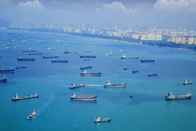 TETT: Singapore-stredet og her ved innseilingen til Singapore havn har ekstremt høy trafikk og skal få bedre trafikkavvikling med norsk teknologi.