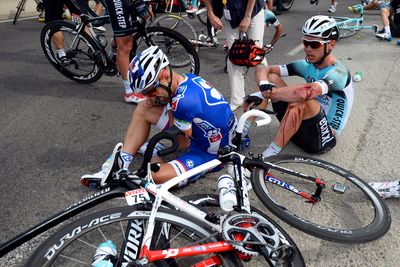 Det kan gå hardt for seg når syklister møter asfalten, her er det tyske Tony Martin som har gått i bakken under førsteetappen på årets Tour de France. 