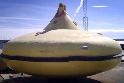 Her er en prototype på en bøye, men The Storm Buoy vil ikke se helt slik ut når den er ferdig utviklet, understreker Ocean Energy. (Foto: Ocean Energy)