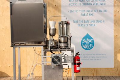 Denne maskinen kan samle svette fra brukte drakter og gjøre det om til drikkevann. (Klikk på bildet for full versjon)