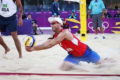 NRK sender OL fra London via to TV-kanaler og sju nettkanaler. Her norske Tarjei Skarlund i kamp mot Brasil i sandvolleyball. 