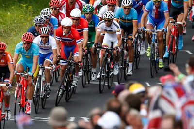 Den internasjonale olympiske komité skyldte på et overbelastet datanett for at landeveisrittet i sykkel lørdag ble sendt uten både tidsreferanser og grafikk.