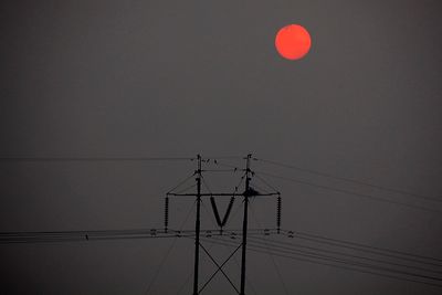 SLIPPER UT MER: Sola står opp og skinner gjennom tykk smog over Beijing. En ny rapport viser at Kinas utslipp av karbondioksid er på linje med utslippene fra EU. Kinas utslipp fortsetter å vokse og økte med 9 prosent i 2011. 