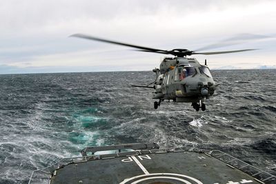 Regjeringen begynner å bli lei av å vente på NH-90-helikoptrene Norge har bestilt.