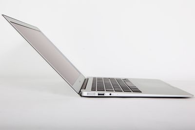 Apple har latt designet på Macbook Air forbli uberørt. På utsiden er det kun laderporten som er annerledes.